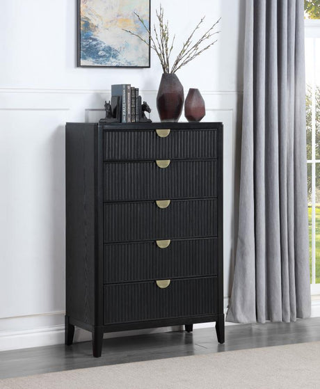 Brookmead 5-Drawer Bedroom Chest in Black – Modern Fluted Drawer Fronts with Felt-Lined Top Drawer, Golden Half-Moon Handles, and Compact Stylish Design